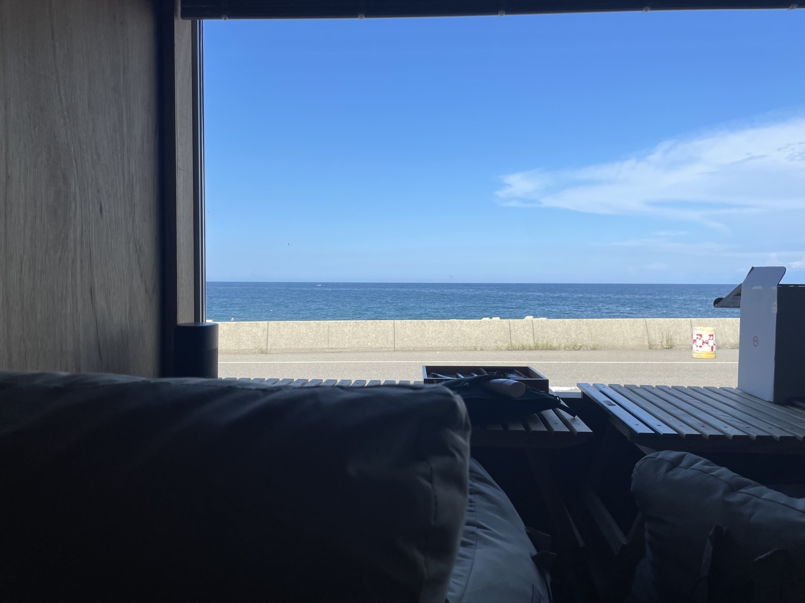 リビングの窓から見える日本海